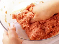ひき肉を粘りが出るまで混ぜるってどういうこと？