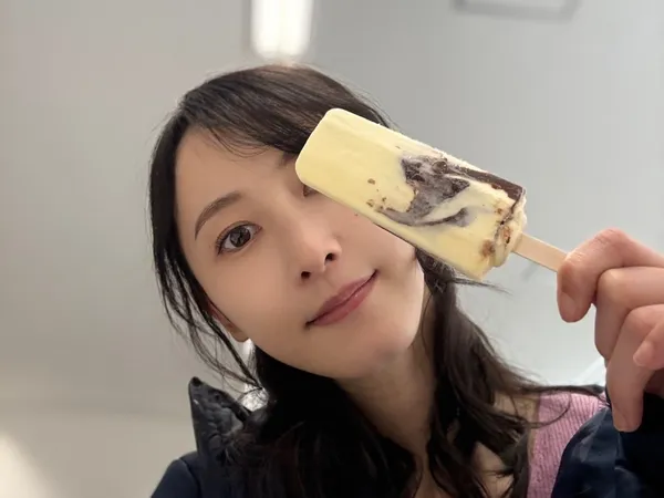 松井玲奈の〈春コスメ〉戦利品！「多幸感のある」発光肌＆うるるん唇をかなえる5選