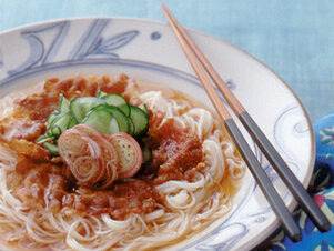 カリカリ豚肉のせそうめん